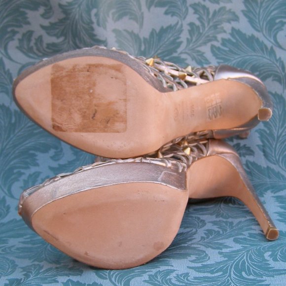STUNNING size 39.5/US 9 Alexander McQueen Gold Studded heels (store display) - Picture 9 of 16